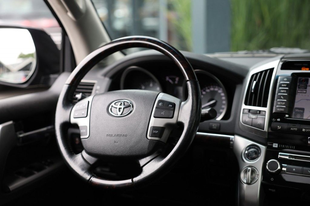 Toyota Landcruiser V8 4.5 D EXECUTIVE A/T 5 SITZ MARGE