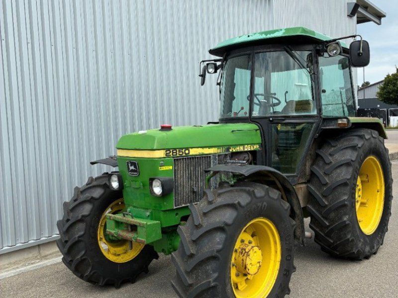 John Deere 2850