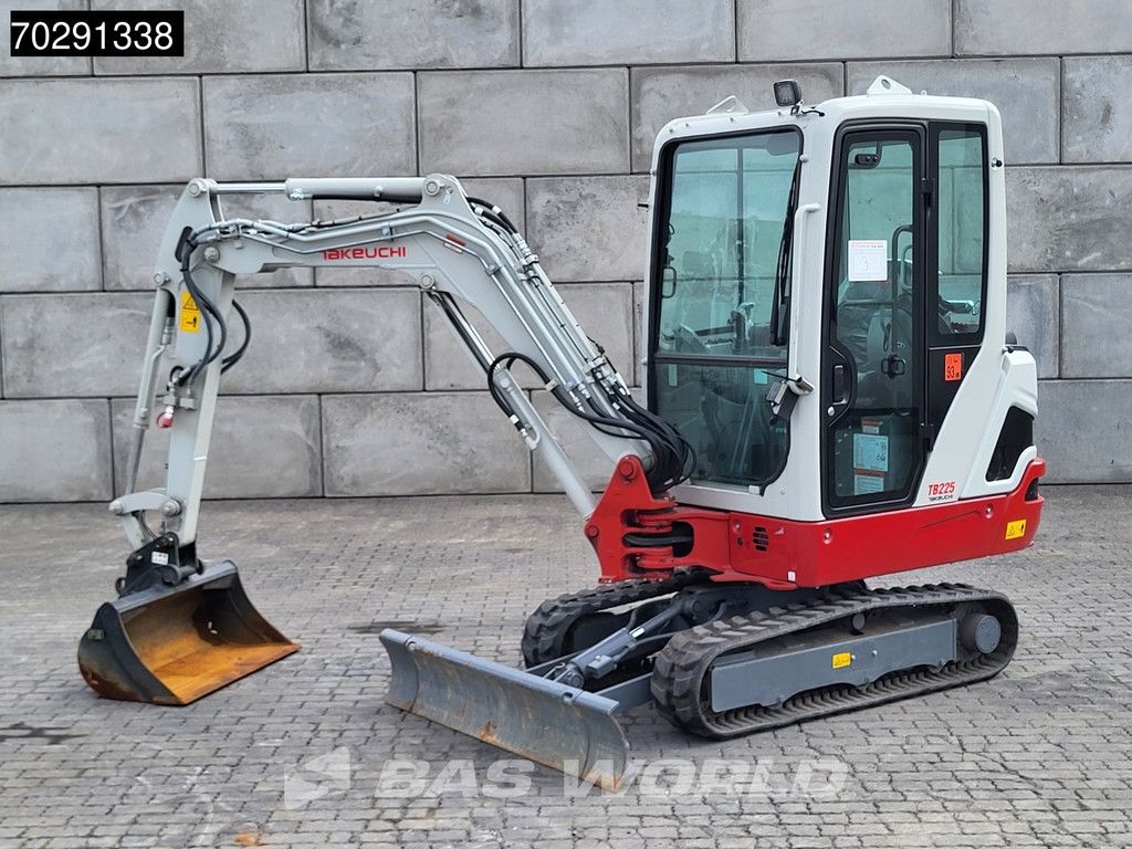 Takeuchi TB225 HAMMER + 3 BUCKETS