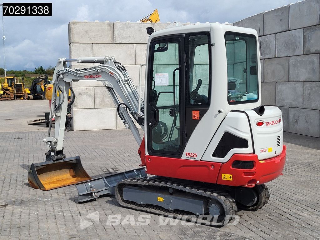 Takeuchi TB225 HAMMER + 3 BUCKETS