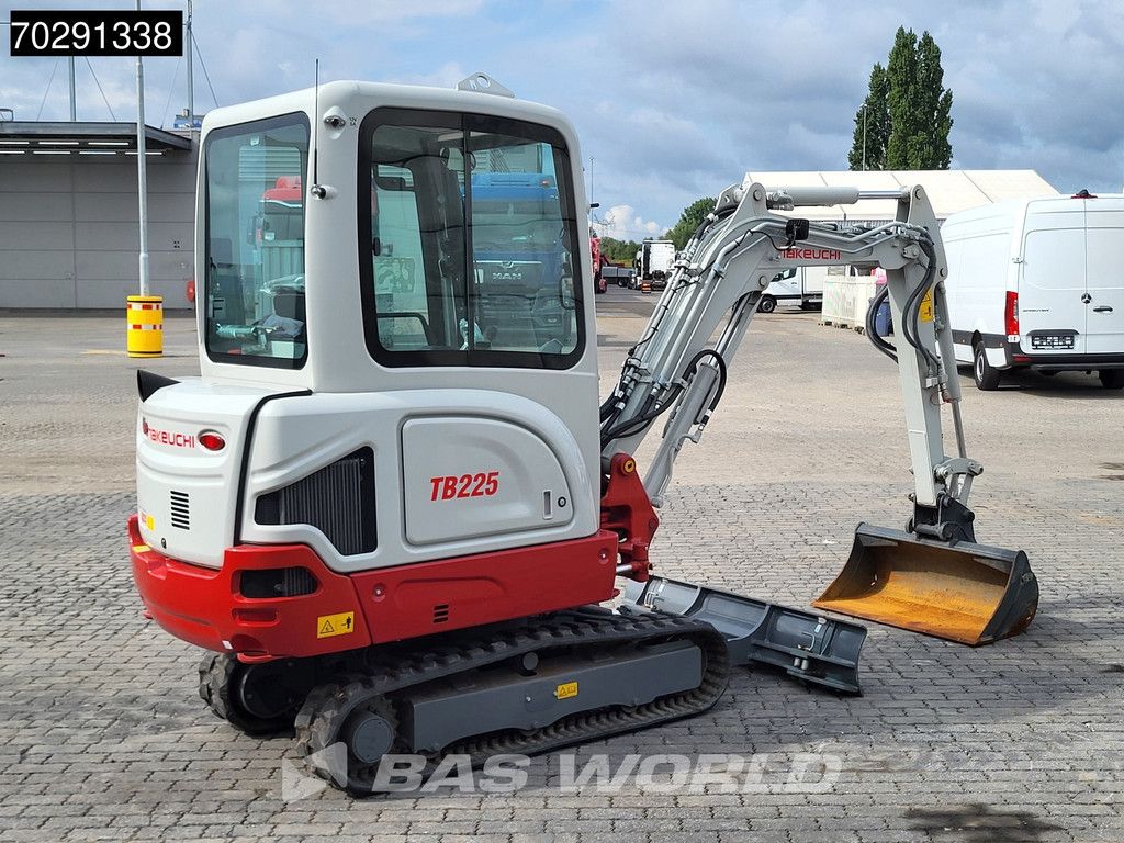 Takeuchi TB225 HAMMER + 3 BUCKETS