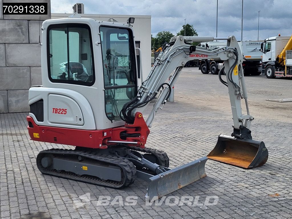 Takeuchi TB225 HAMMER + 3 BUCKETS