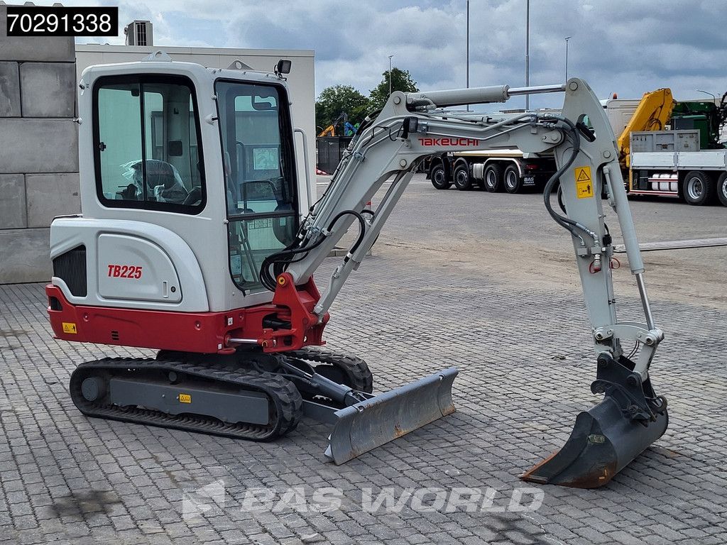 Takeuchi TB225 HAMMER + 3 BUCKETS
