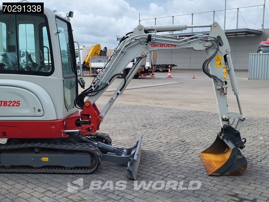 Takeuchi TB225 HAMMER + 3 BUCKETS