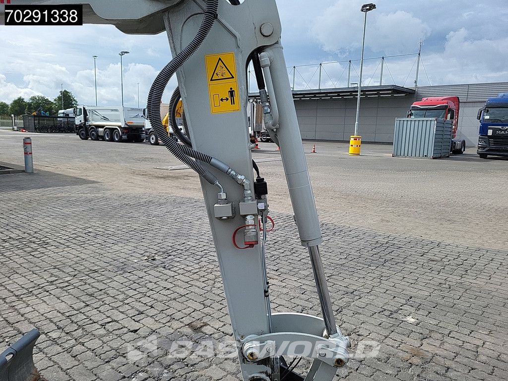 Takeuchi TB225 HAMMER + 3 BUCKETS