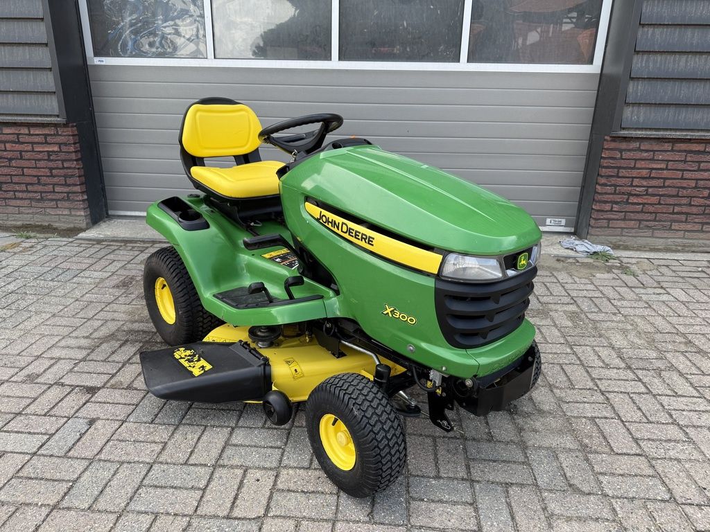 John Deere X300 zitmaaier