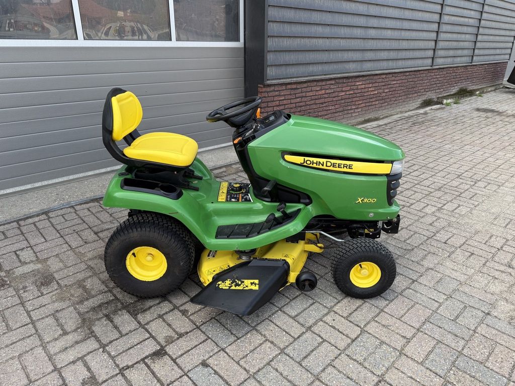 John Deere X300 zitmaaier