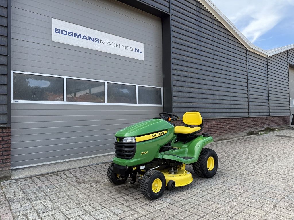 John Deere X300 zitmaaier