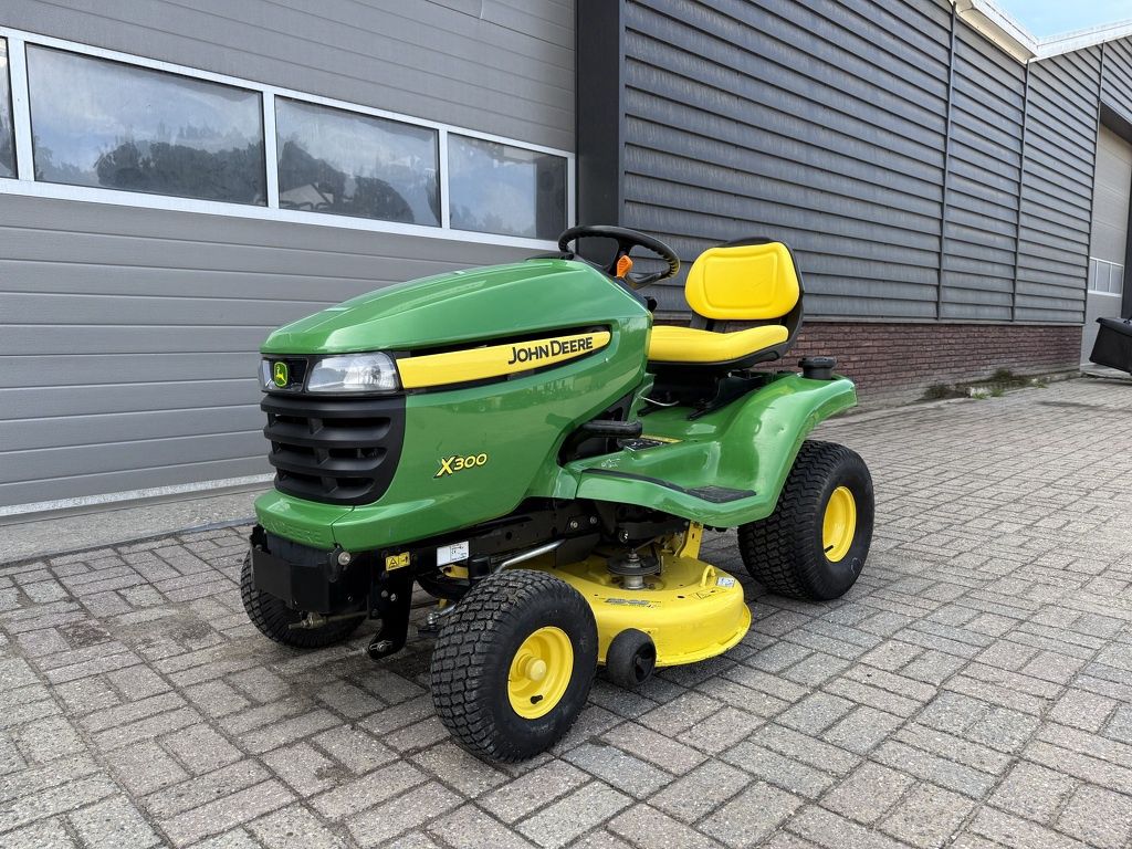 John Deere X300 zitmaaier