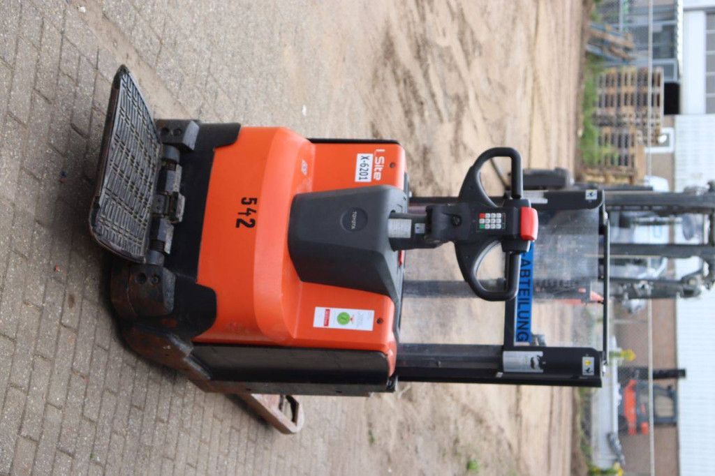 Hochhubwagen BT SWE200D Elektrisch 1000kg 2,0m 2017