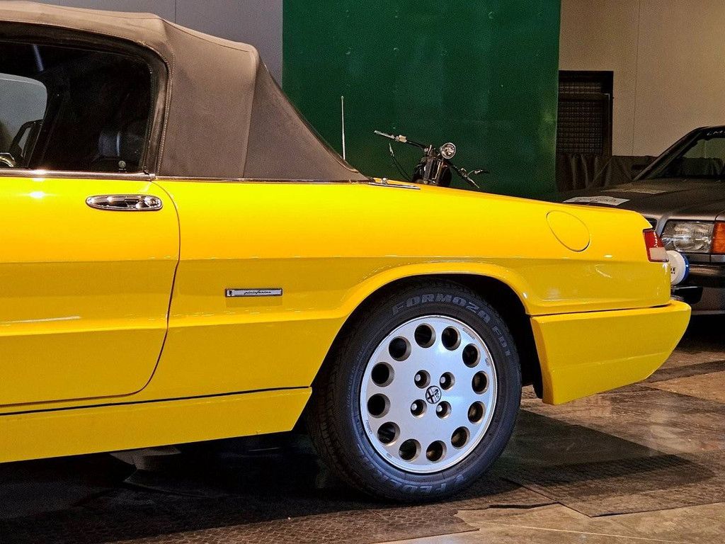 Alfa Romeo Spider 2000 Petrol 1992 (Margin)