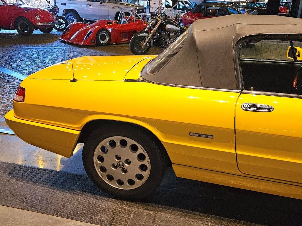 Alfa Romeo Spider 2000 Petrol 1992 (Margin)