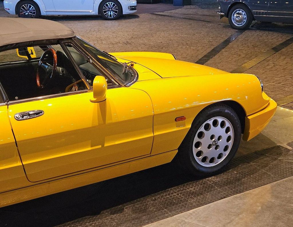 Alfa Romeo Spider 2000 Petrol 1992 (Margin)