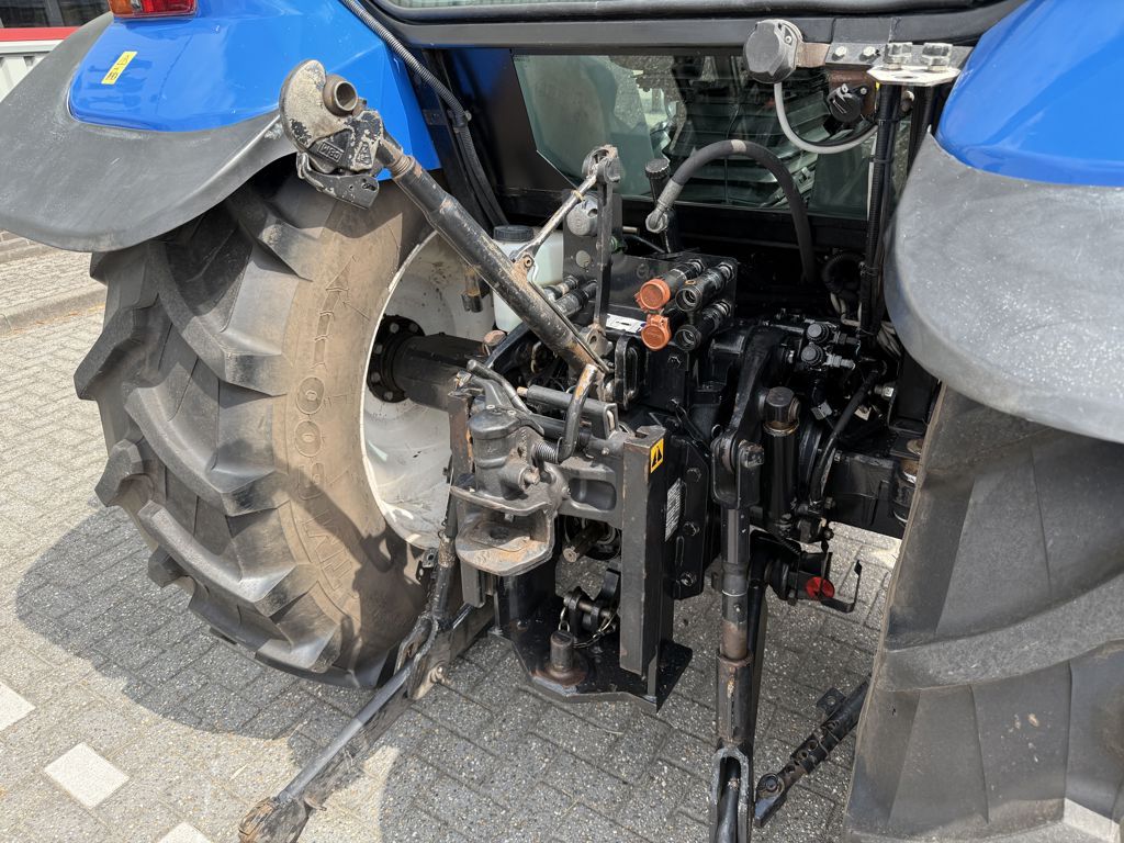 New Holland T5040 CAB + GPS