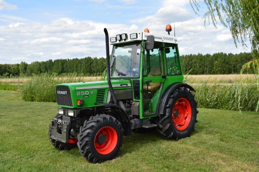 Fendt 250 V 4-WD Smalspoor/Fruitteelt tractor