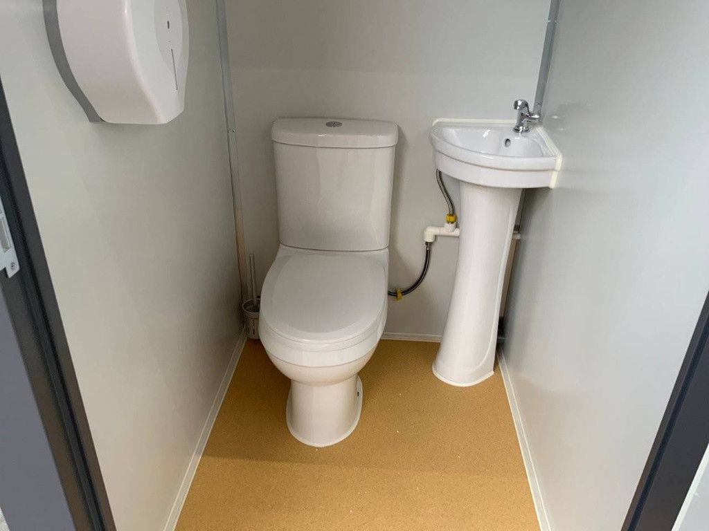 Sanitärzelle Doppeltoilette 2025