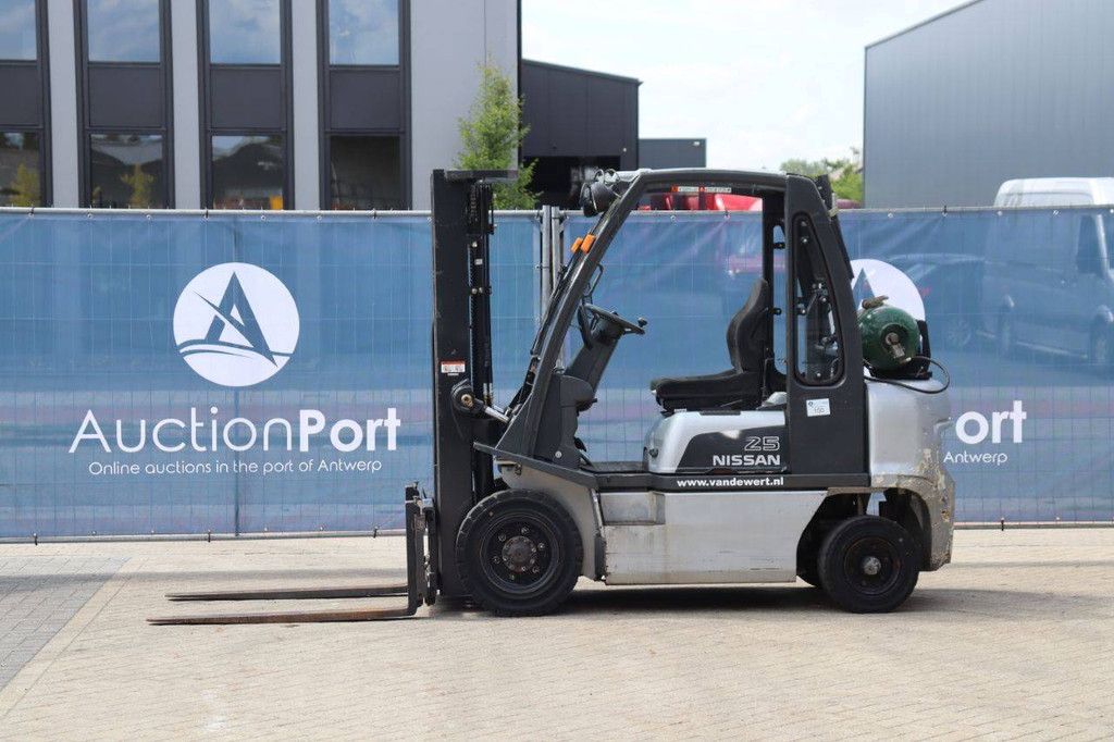 Gabelstapler Nissan UD02A25PQ Treibgas 2500kg 4,75m 2005