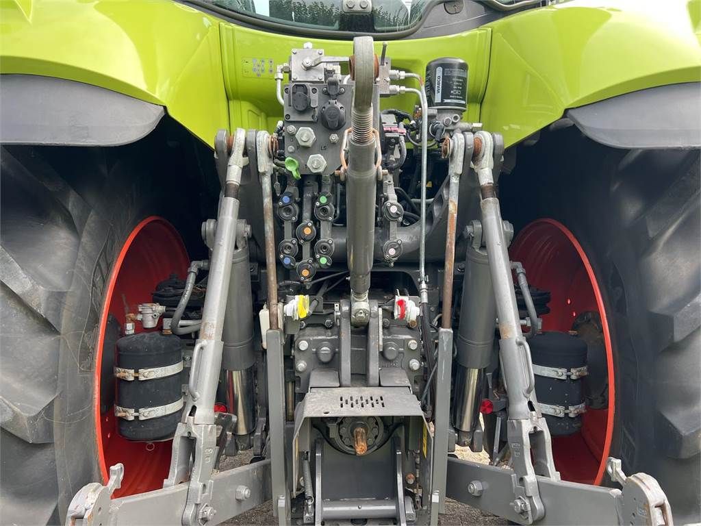 CLAAS Axion 830