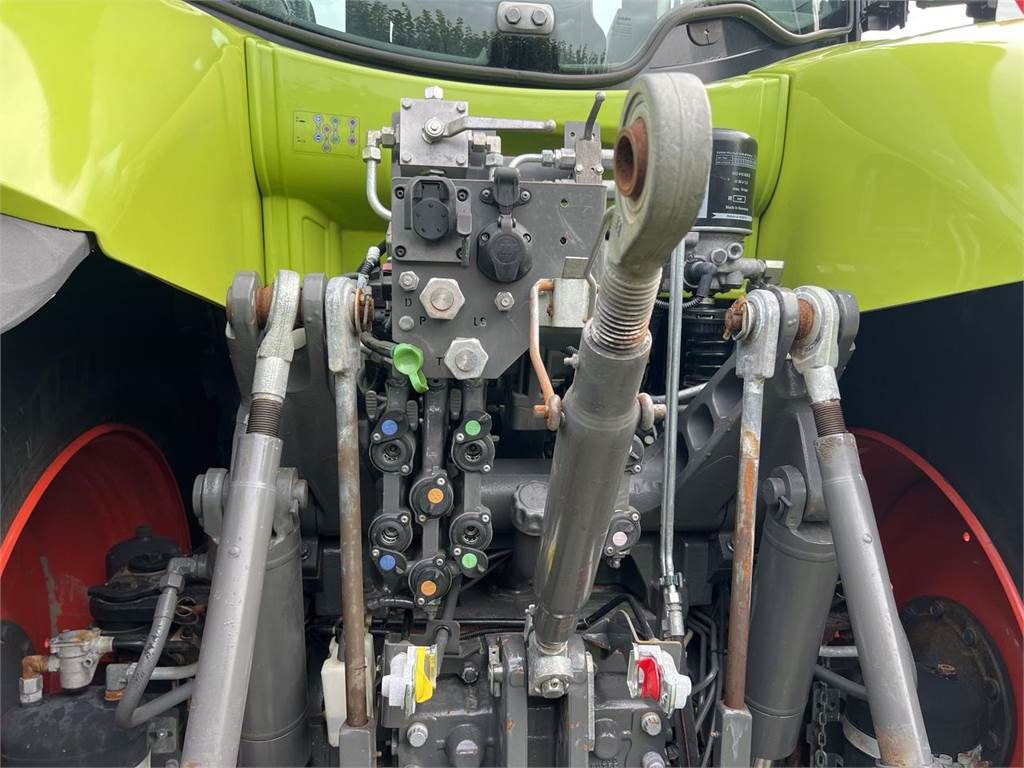 CLAAS Axion 830