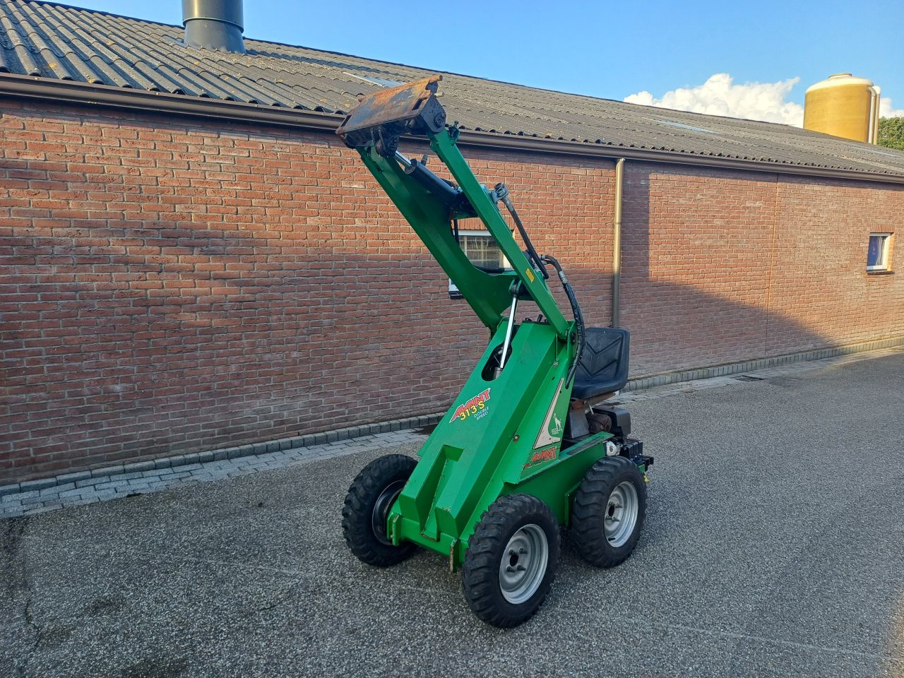 Avant 313s mini shovel Wiellader