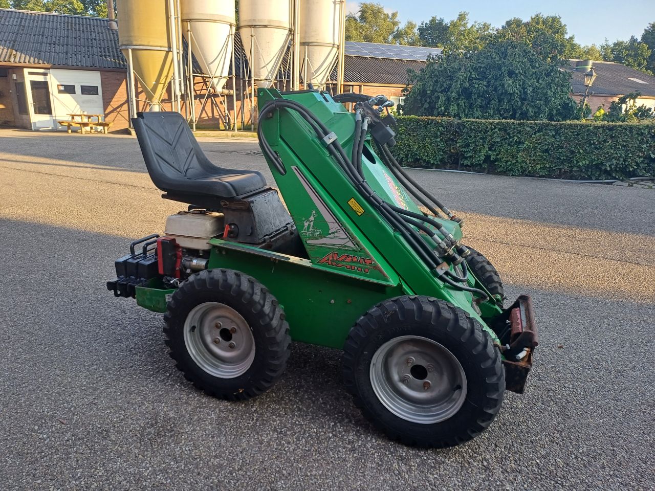 Avant 313s mini shovel Wiellader