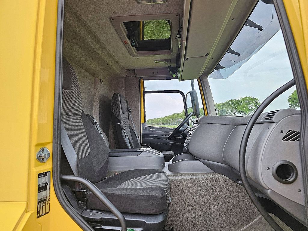 DAF CF 220 carrier lift doors