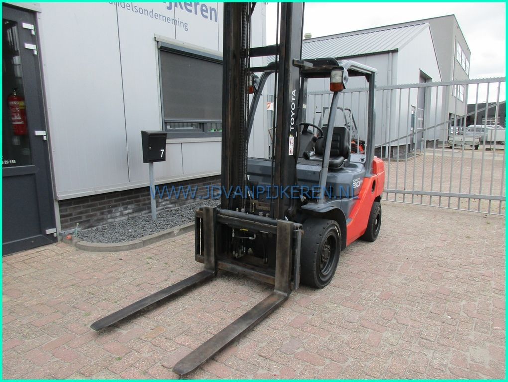 Toyota 52-8FDF30 3000kg diesel sideshift+4xhydrauliek