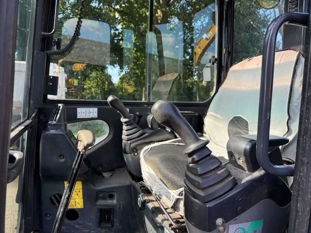 Hitachi ZX30U