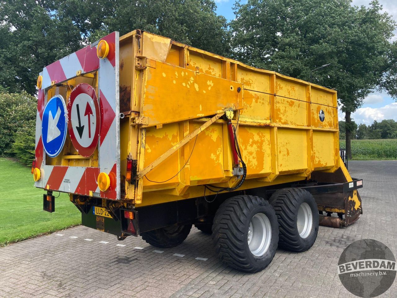 Veenhuis Omarv maaizuigwagen