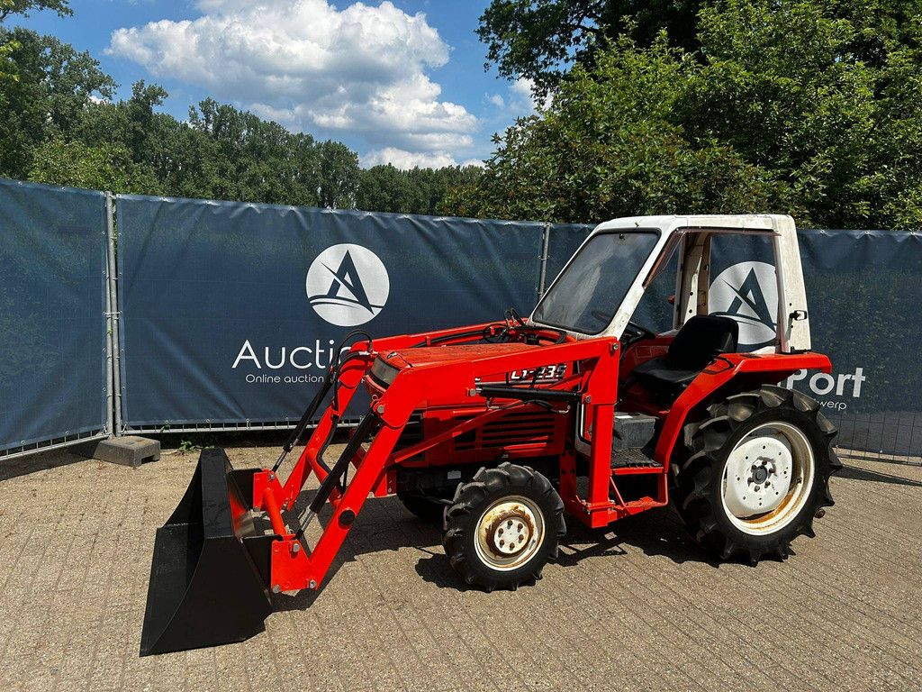 Kubota L1-235 Diesel-Minitraktor mit neuem Frontlader