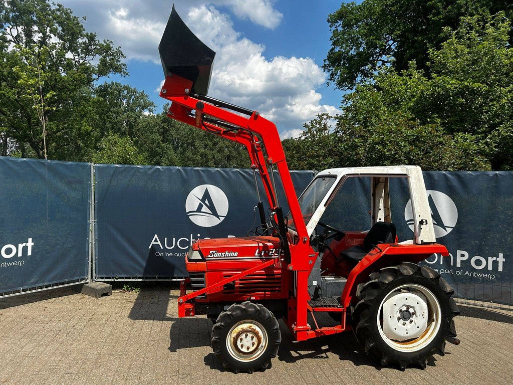 Kubota L1-235 Diesel-Minitraktor mit neuem Frontlader