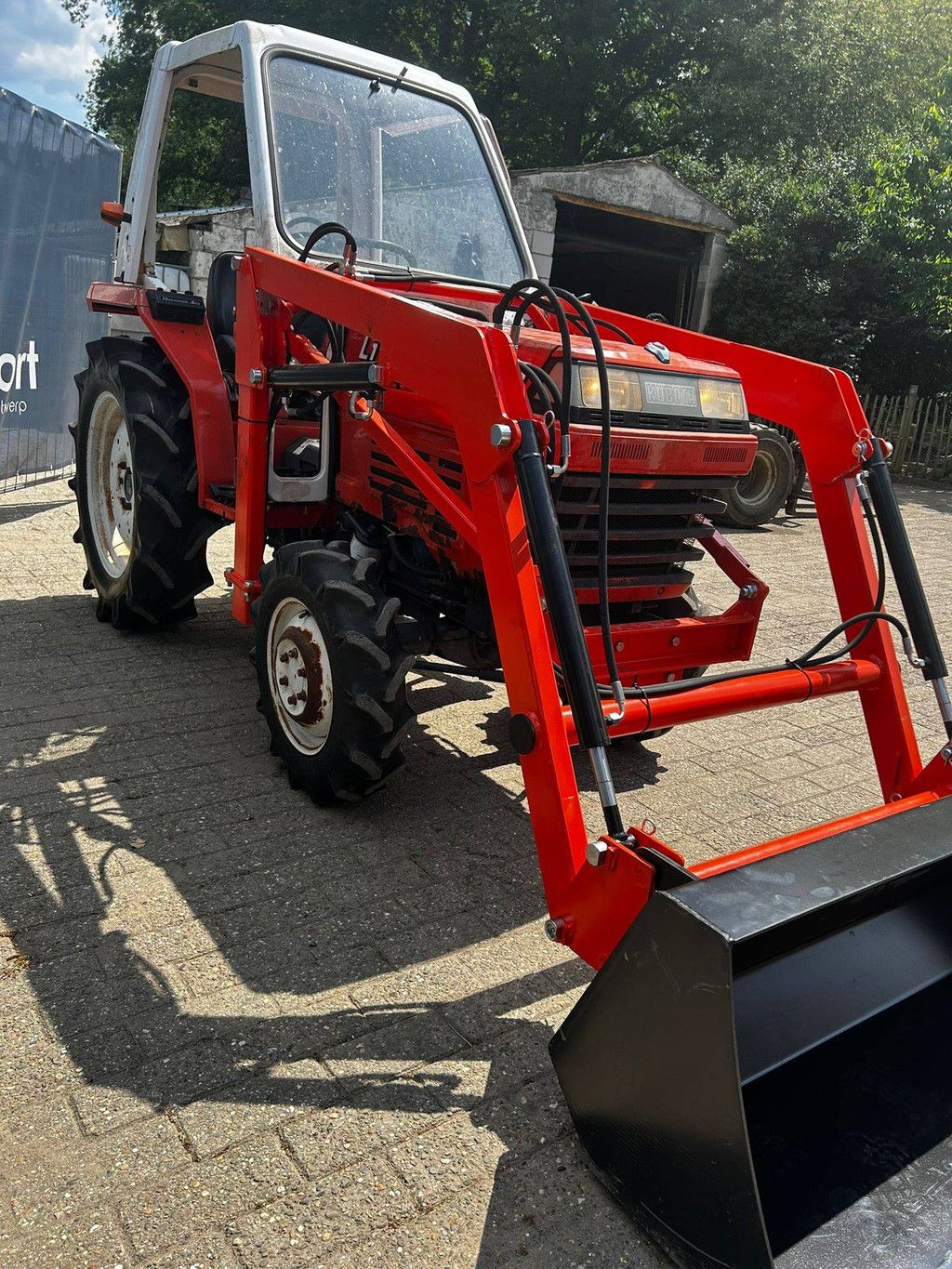 Kubota L1-235 Diesel-Minitraktor mit neuem Frontlader