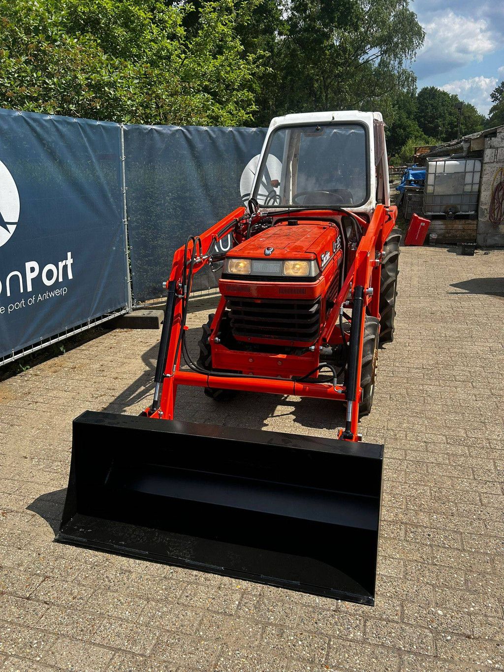 Kubota L1-235 Diesel-Minitraktor mit neuem Frontlader