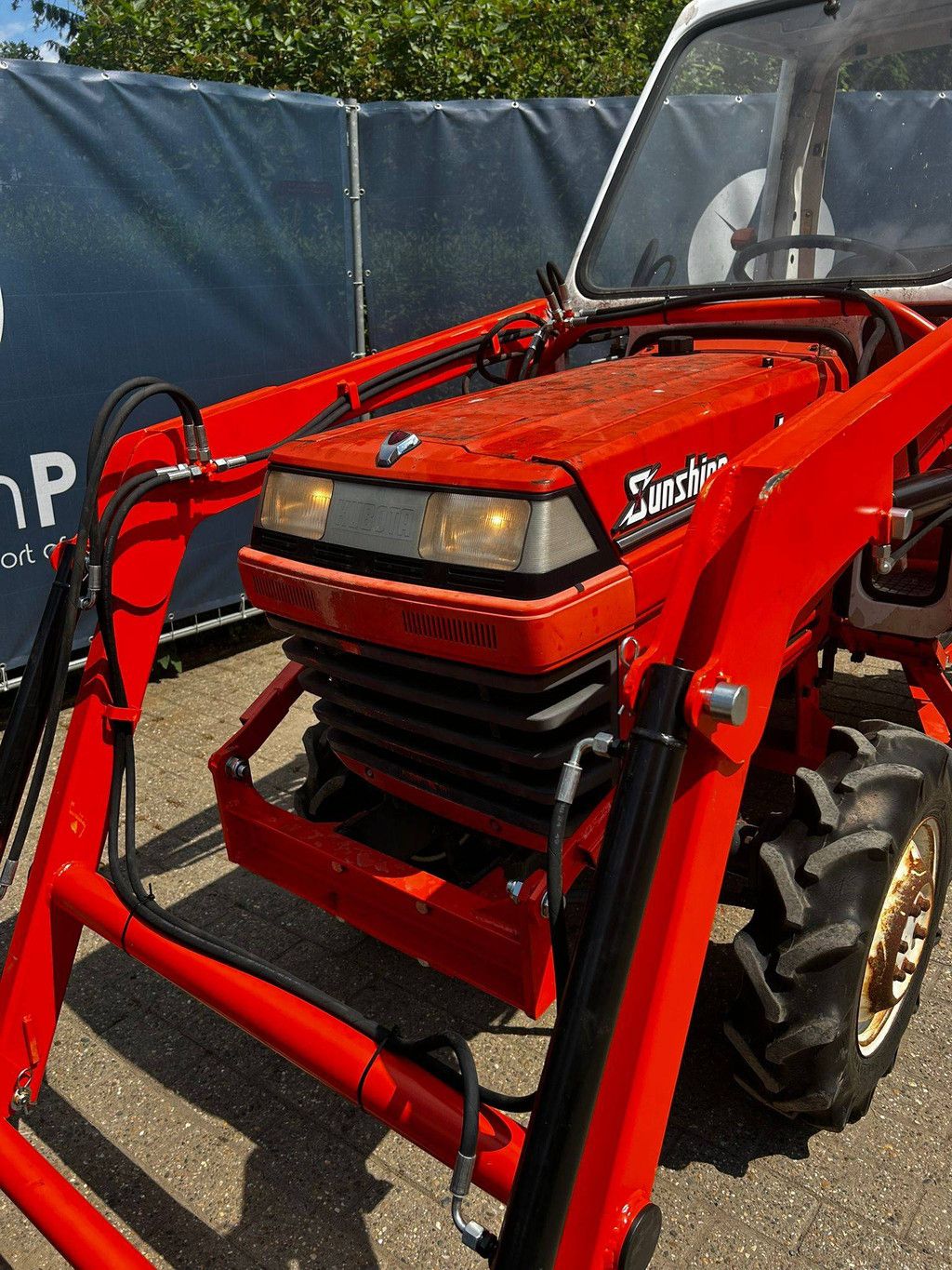 Kubota L1-235 Diesel-Minitraktor mit neuem Frontlader