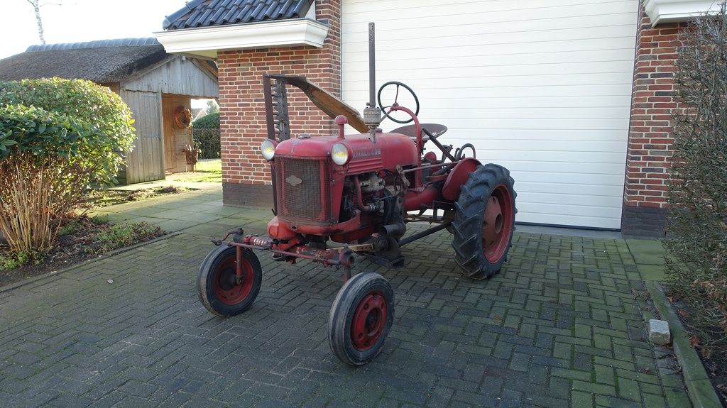 Farmall Cub Benzine met maaibalk en wielgewichten
