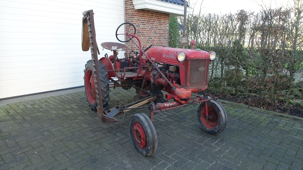 Farmall Cub Benzine met maaibalk en wielgewichten