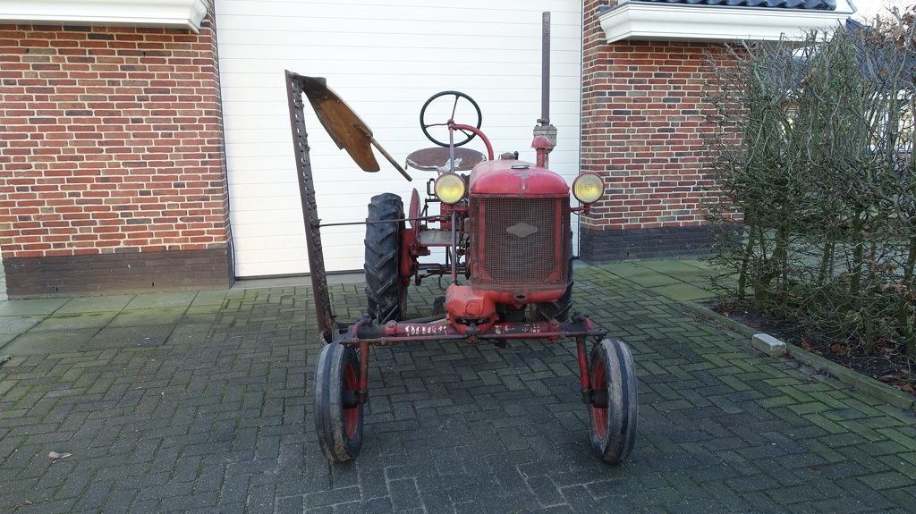Farmall Cub Benzine met maaibalk en wielgewichten