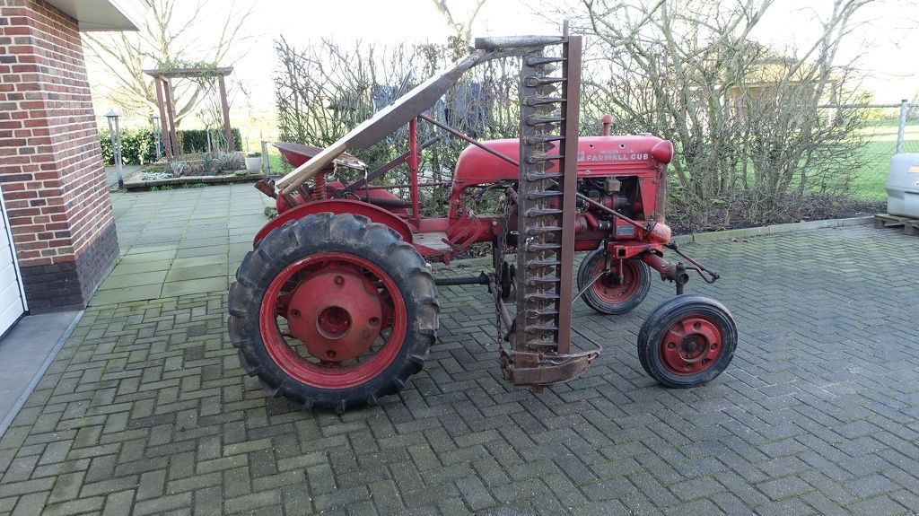 Farmall Cub Benzine met maaibalk en wielgewichten