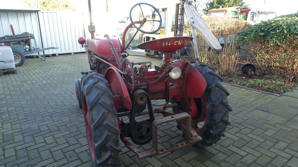 Farmall Cub Benzine met maaibalk en wielgewichten