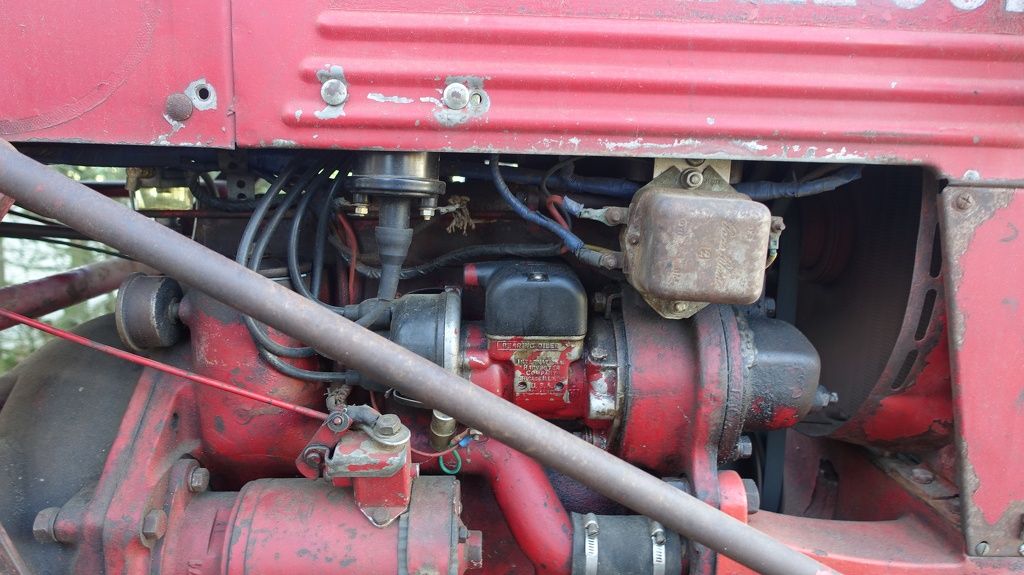 Farmall Cub Benzine met maaibalk en wielgewichten