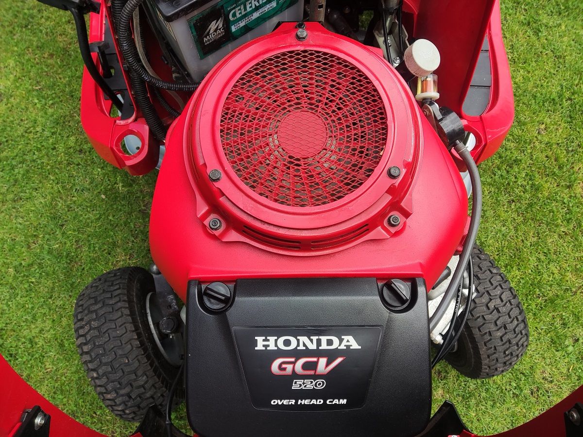 HONDA zitmaaier (type HF2315, 15 pk V-Twin motor, 92 cm.)