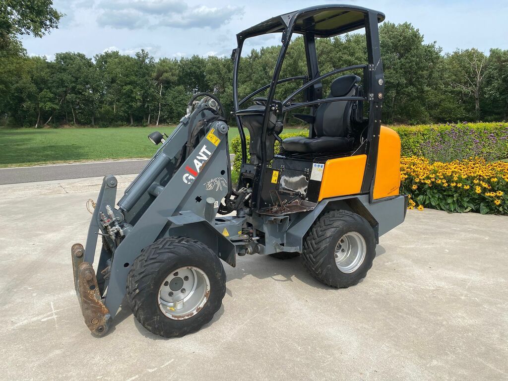 Giant 332swt mini loader shovel 2011 nl kenteken extra functie contragewicht