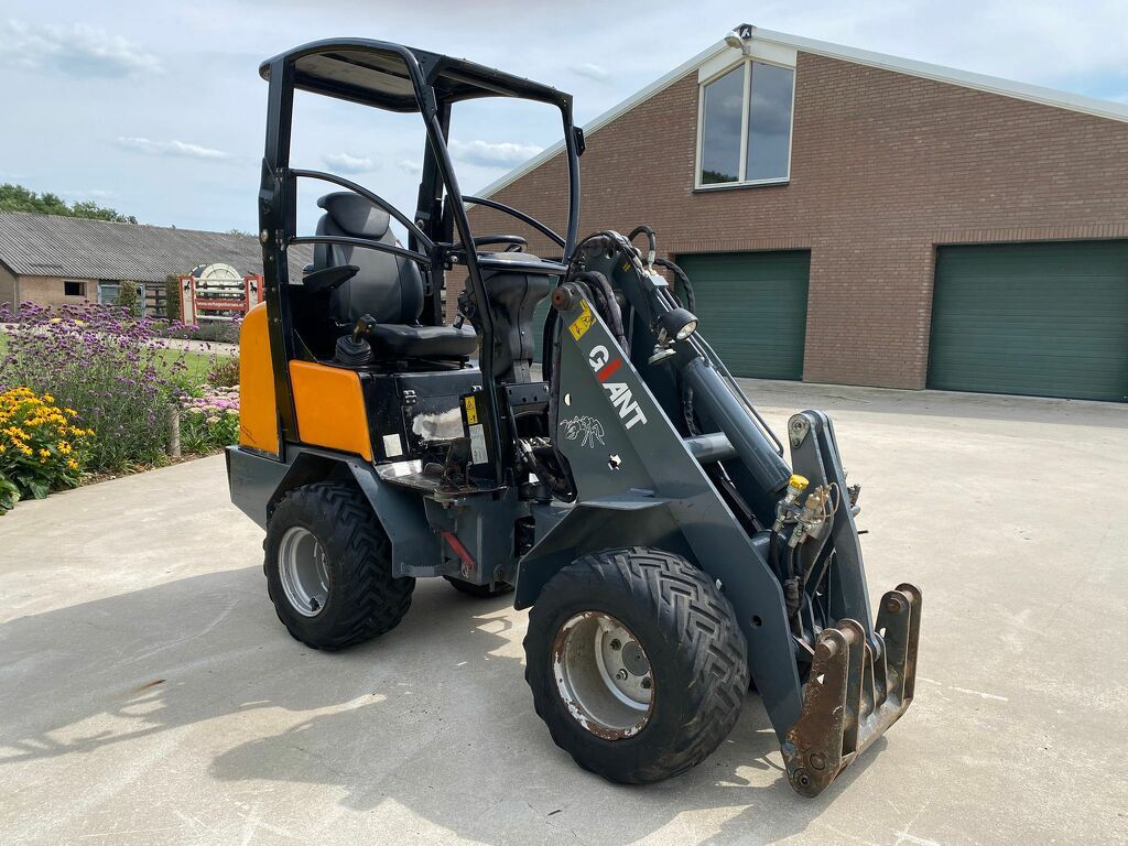 Giant 332swt mini loader shovel 2011 nl kenteken extra functie contragewicht