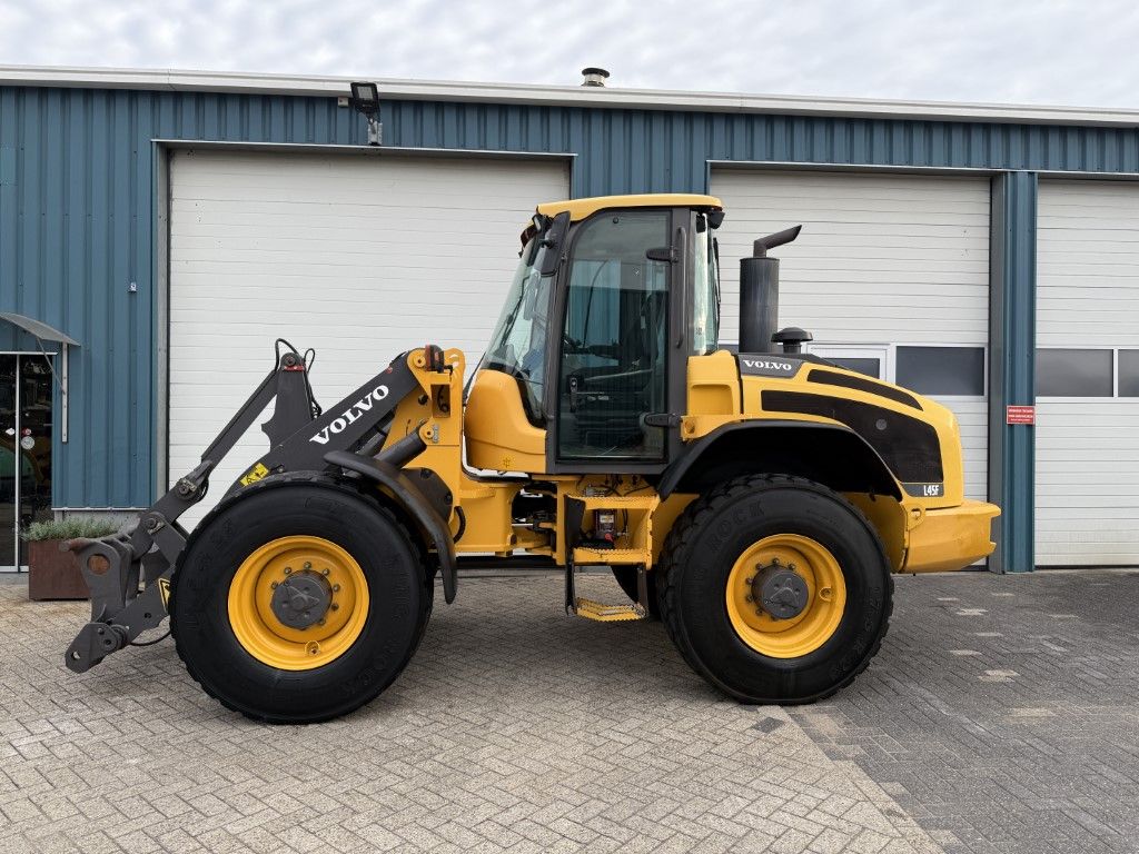 VOLVO L45F TP ( BJR 2009 )