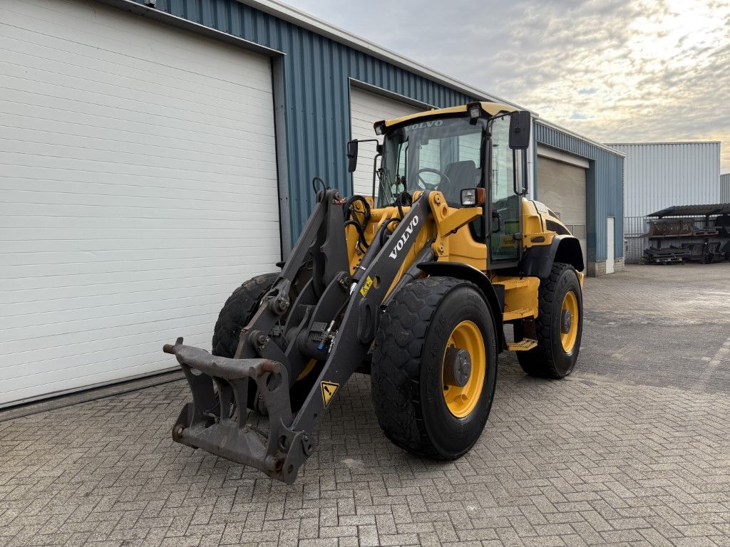 VOLVO L45F TP ( BJR 2009 )