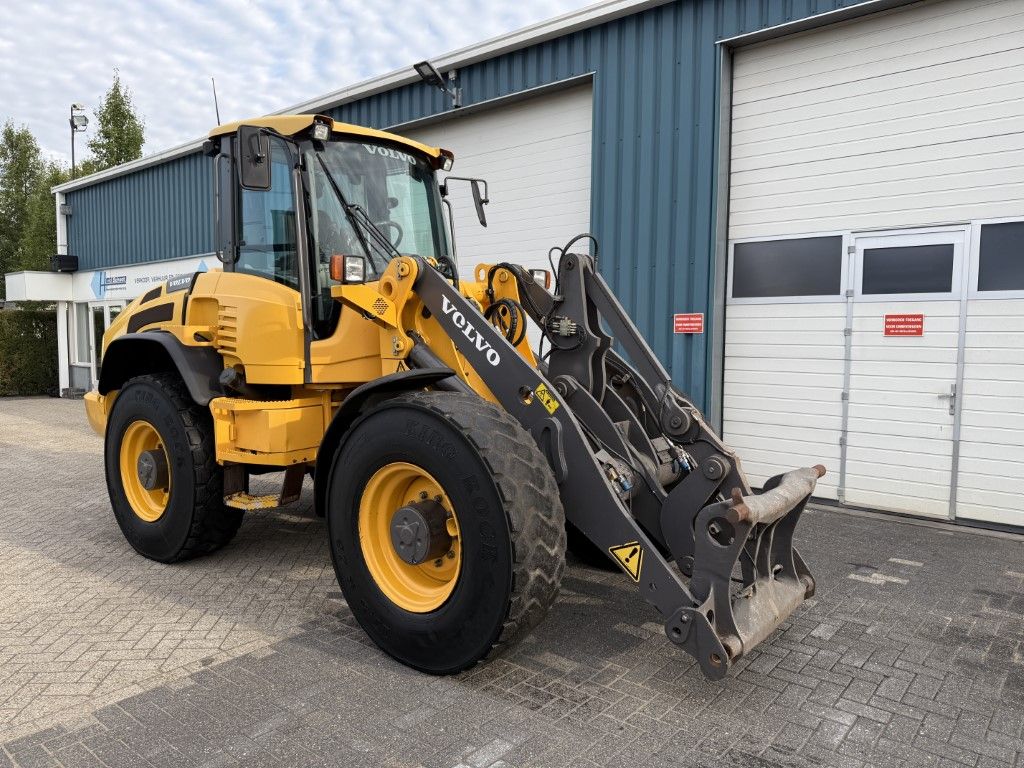 VOLVO L45F TP ( BJR 2009 )