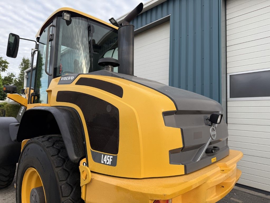 VOLVO L45F TP ( BJR 2009 )