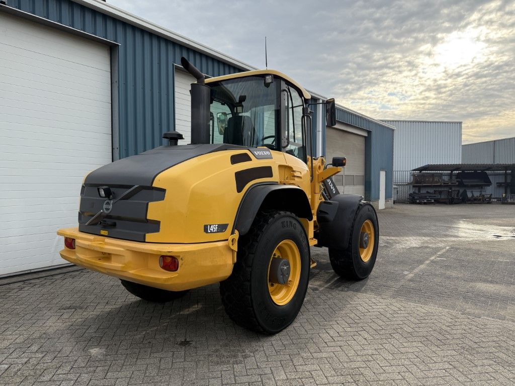 VOLVO L45F TP ( BJR 2009 )