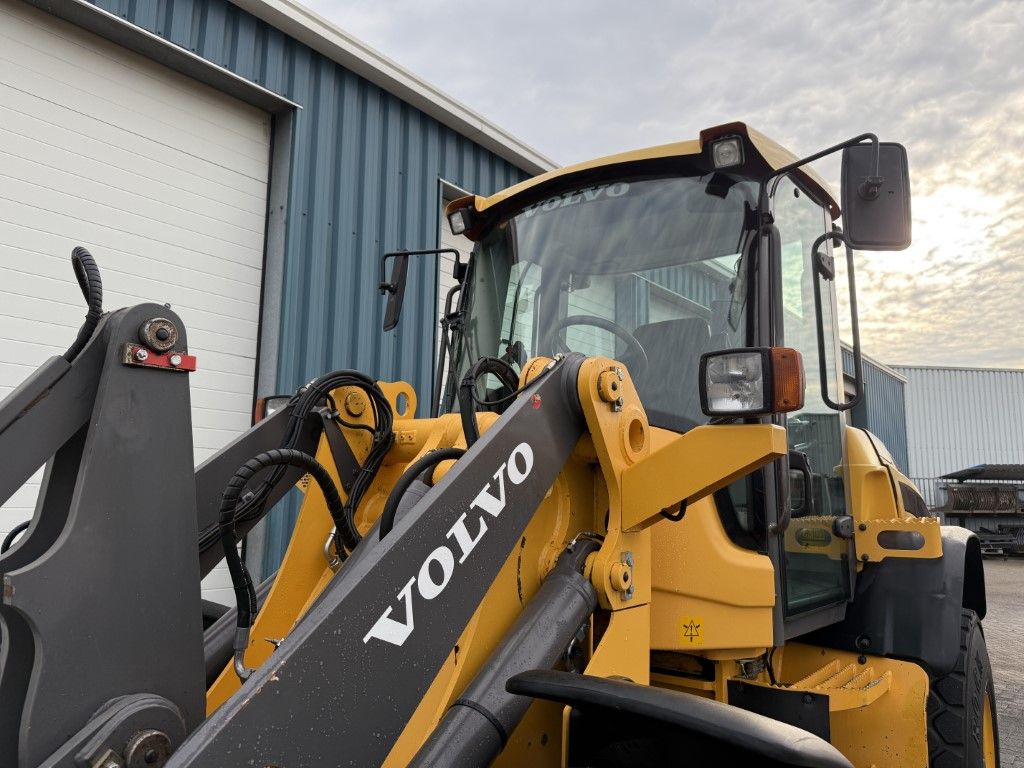 VOLVO L45F TP ( BJR 2009 )