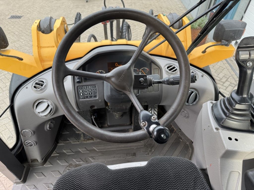 VOLVO L45F TP ( BJR 2009 )